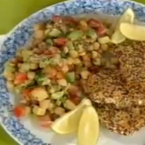 Milanesa de pescado con ensalada