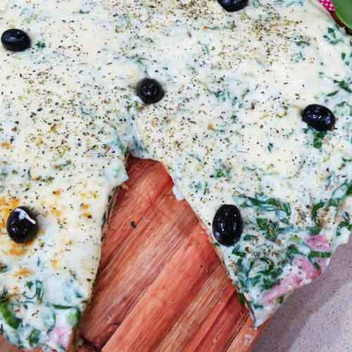 Pizza de jamón y queso en  base de pencas rebozadas