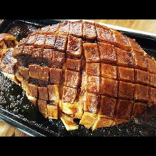 Pernil de cerdo inyectado al horno con ensalada coleslaw