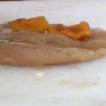 Pollo relleno con queso de cabra al horno solar con papines andinos fritos